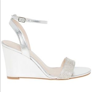 LE CHÂTEAU Embellished Metallic Wedge